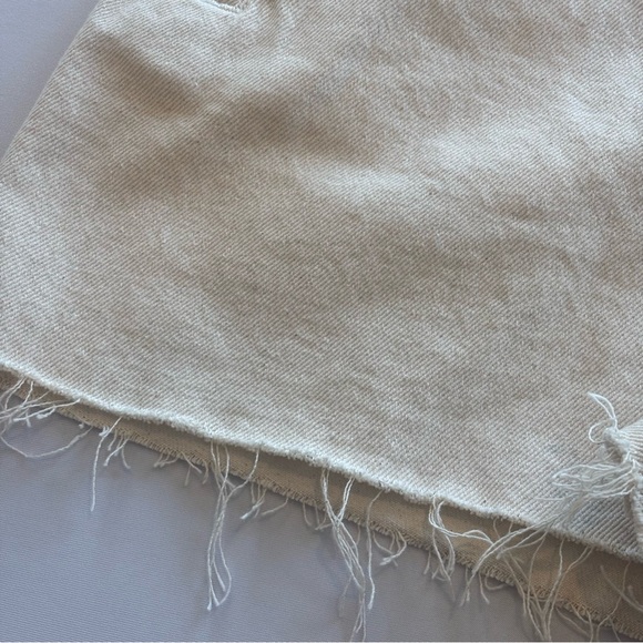 ZARA Cream Off White Cut Off High Waist Shorts with Adorable Button NWOT Size 6 - Picture 7 of 16